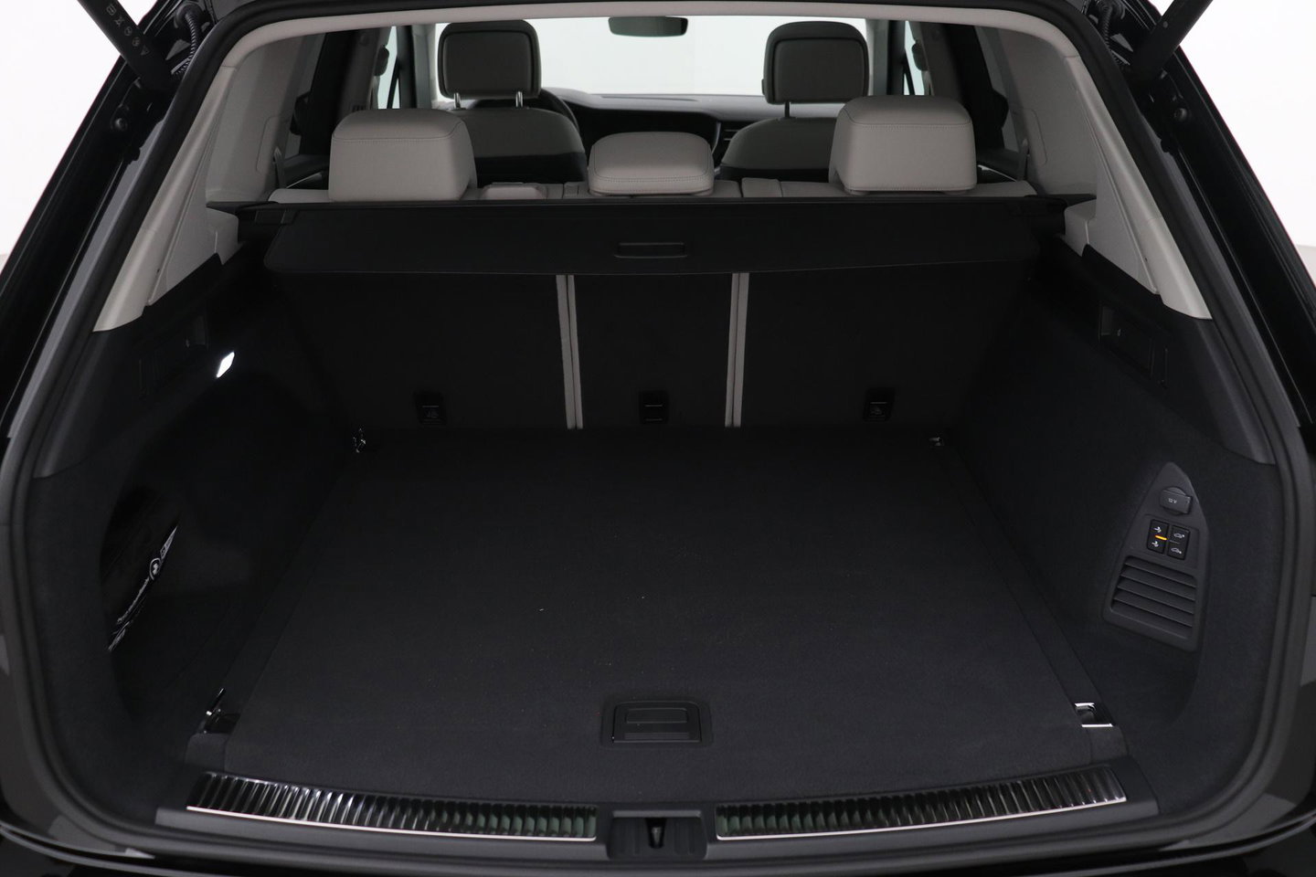 Volkswagen Touareg 3.0 TSi eHybrid 4MOTION Elegance | Luchtvering | Trekhaak | Panoramadak | Head-Up | Massage+Ventilatie | 360 Camera