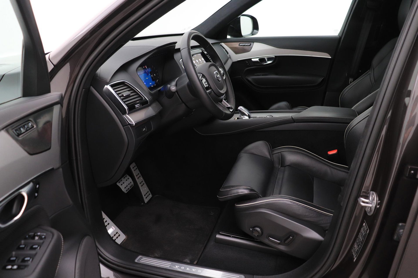 Volvo XC90 B5 AWD Ultimate Dark | GRIJS KENTEKEN | HEICO Sportiv | Luchtvering | Panoramadak | 360° Camera | Head-Up
