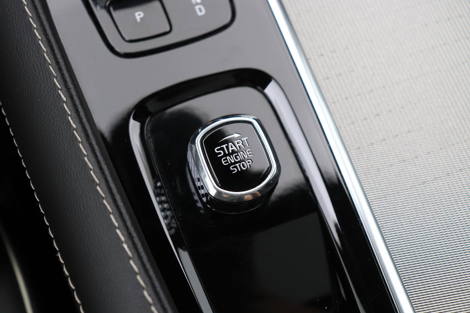 Volvo XC90 B5 AWD Ultimate Dark | GRIJS KENTEKEN | HEICO Sportiv | Luchtvering | Panoramadak | 360° Camera | Head-Up