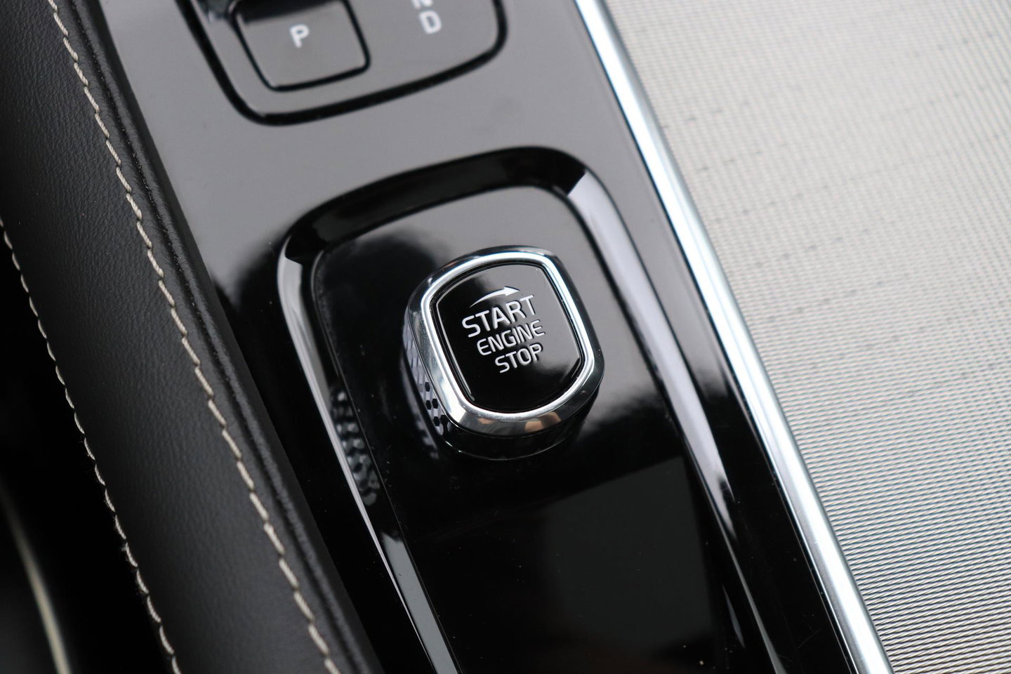 Volvo XC90 B5 AWD Ultimate Dark | GRIJS KENTEKEN | HEICO Sportiv | Luchtvering | Panoramadak | 360° Camera | Head-Up