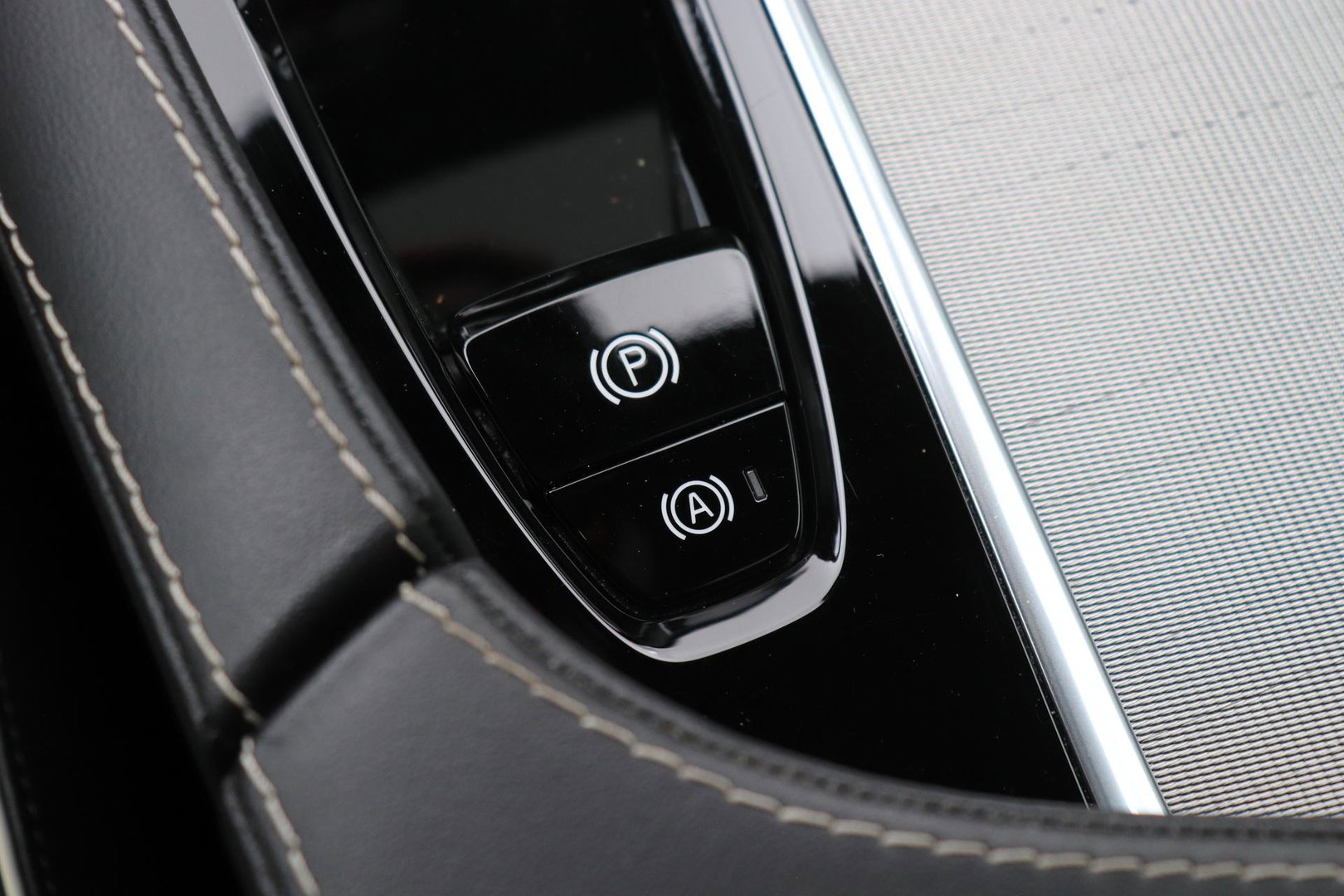 Volvo XC90 B5 AWD Ultimate Dark | GRIJS KENTEKEN | HEICO Sportiv | Luchtvering | Panoramadak | 360° Camera | Head-Up