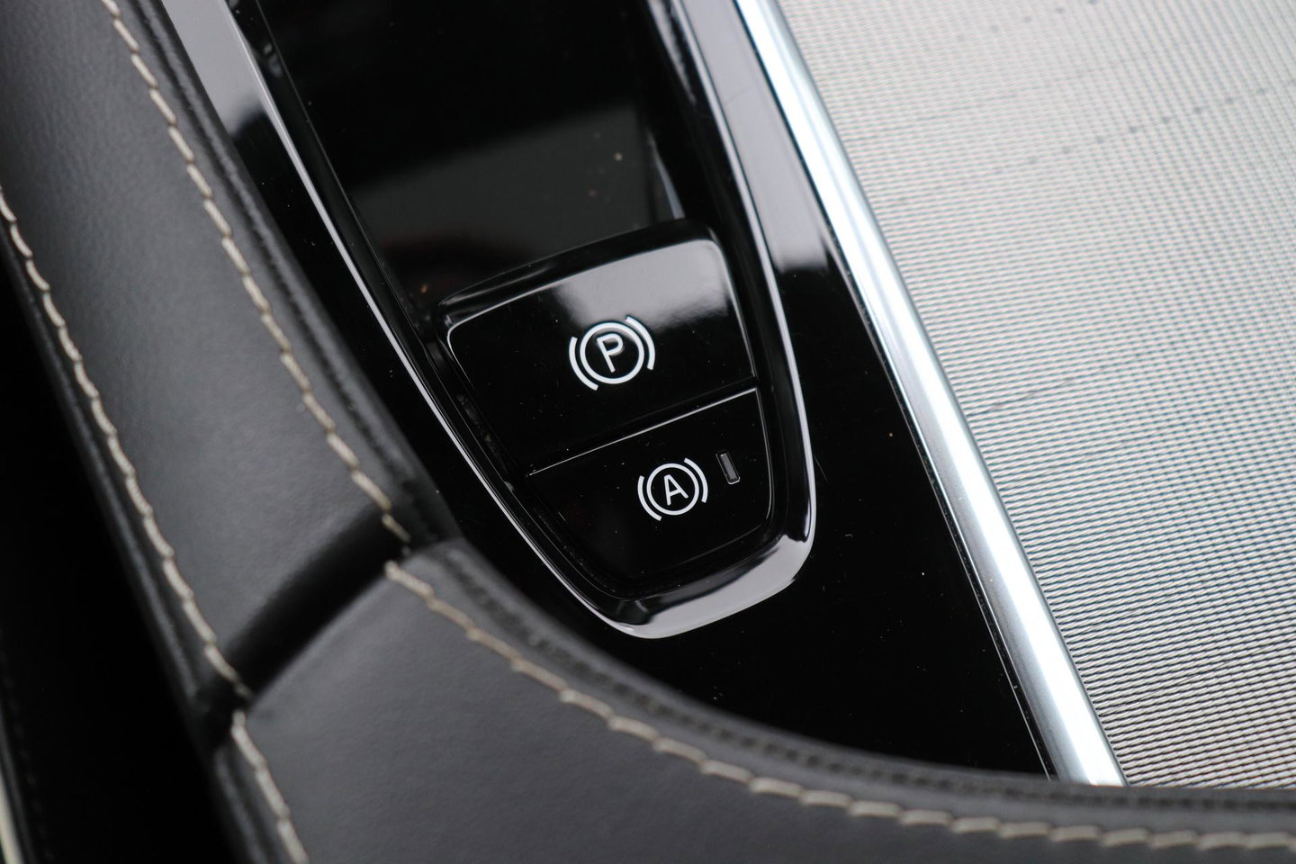 Volvo XC90 B5 AWD Ultimate Dark | GRIJS KENTEKEN | HEICO Sportiv | Luchtvering | Panoramadak | 360° Camera | Head-Up