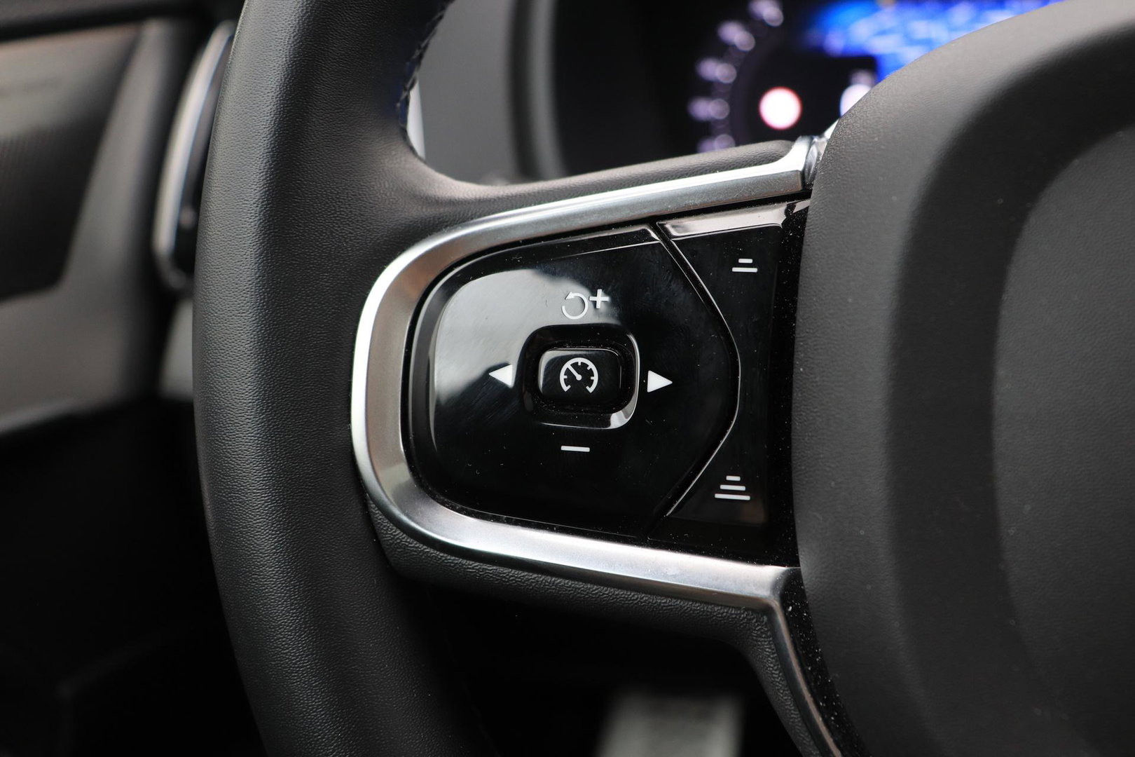Volvo XC90 B5 AWD Ultimate Dark | GRIJS KENTEKEN | HEICO Sportiv | Luchtvering | Panoramadak | 360° Camera | Head-Up