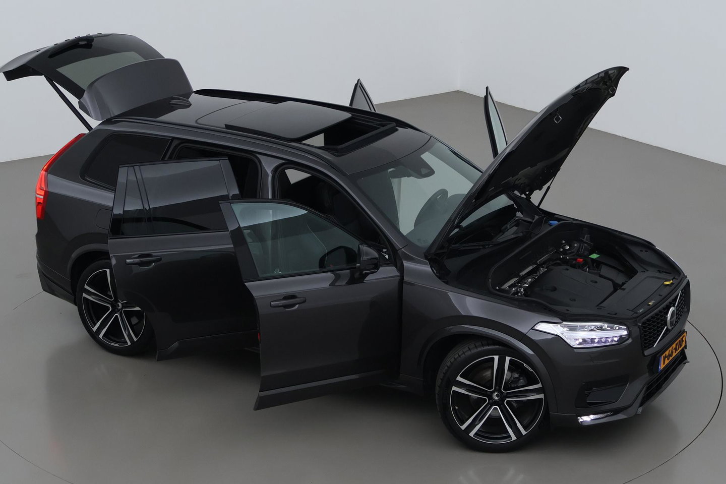 Volvo XC90 B5 AWD Ultimate Dark | GRIJS KENTEKEN | HEICO Sportiv | Luchtvering | Panoramadak | 360° Camera | Head-Up