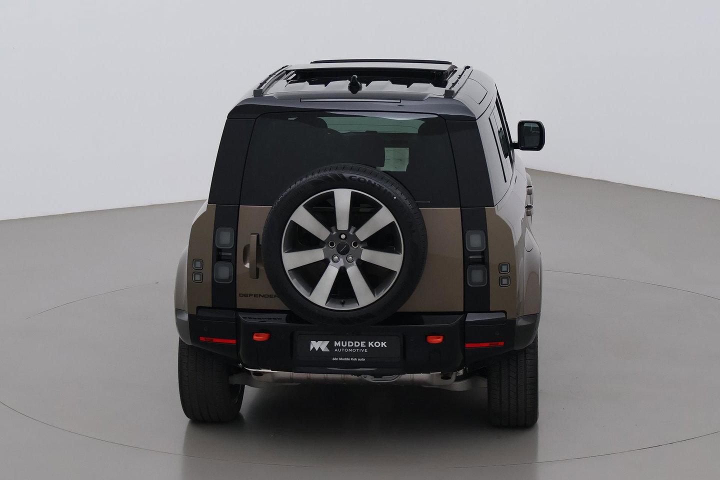 Land Rover Defender 2.0 P300e 110 X | FACELIFT | ClearSight | Meridian Surround | Trekhaak | Luchtvering | Koelbox | Panoramadak | 22 Inch
