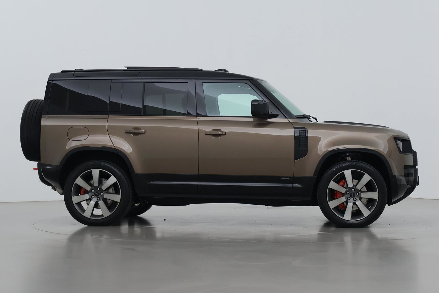 Land Rover Defender 2.0 P300e 110 X | FACELIFT | ClearSight | Meridian Surround | Trekhaak | Luchtvering | Koelbox | Panoramadak | 22 Inch