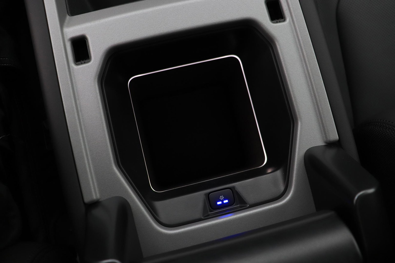 Land Rover Defender 2.0 P300e 110 X | FACELIFT | ClearSight | Meridian Surround | Trekhaak | Luchtvering | Koelbox | Panoramadak | 22 Inch