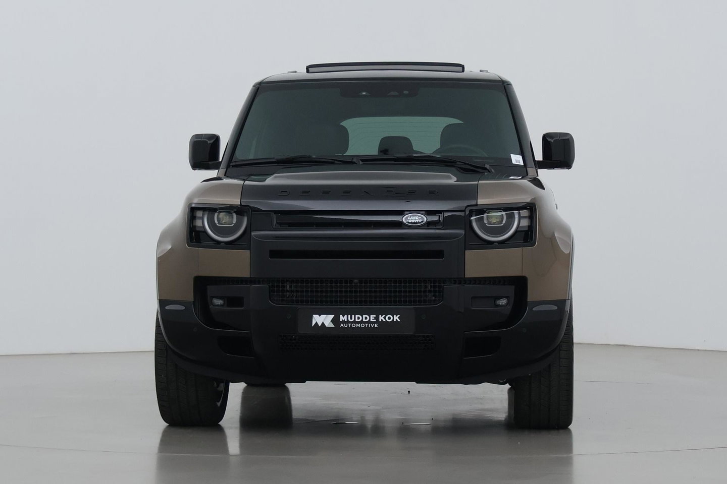 Land Rover Defender 2.0 P300e 110 X | FACELIFT | ClearSight | Meridian Surround | Trekhaak | Luchtvering | Koelbox | Panoramadak | 22 Inch