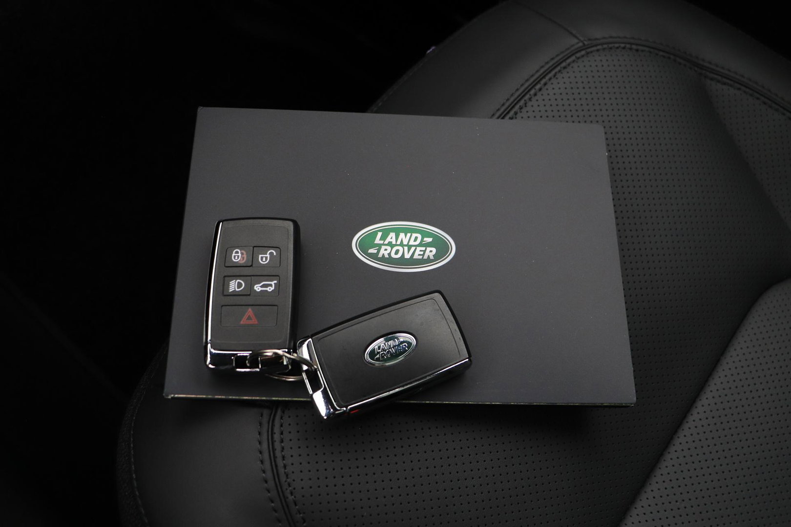 Land Rover Defender 2.0 P300e 110 X | FACELIFT | ClearSight | Meridian Surround | Trekhaak | Luchtvering | Koelbox | Panoramadak | 22 Inch