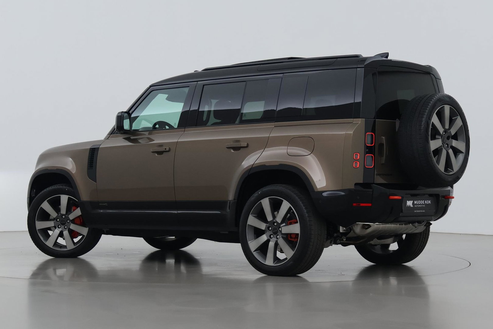 Land Rover Defender 2.0 P300e 110 X | FACELIFT | ClearSight | Meridian Surround | Trekhaak | Luchtvering | Koelbox | Panoramadak | 22 Inch