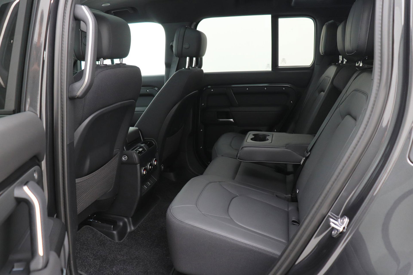 Land Rover Defender 2.0 P300e 110 X | FACELIFT | ClearSight | Meridian Surround | Trekhaak | Luchtvering | Koelbox | Panoramadak | 22 Inch