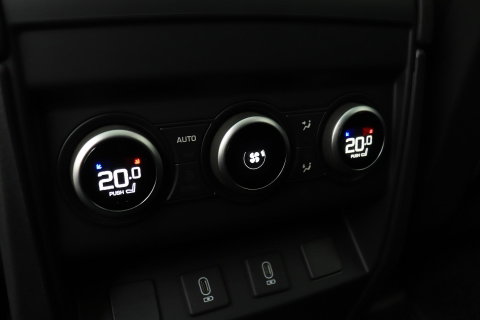 Land Rover Defender 2.0 P300e 110 X | FACELIFT | ClearSight | Meridian Surround | Trekhaak | Luchtvering | Koelbox | Panoramadak | 22 Inch