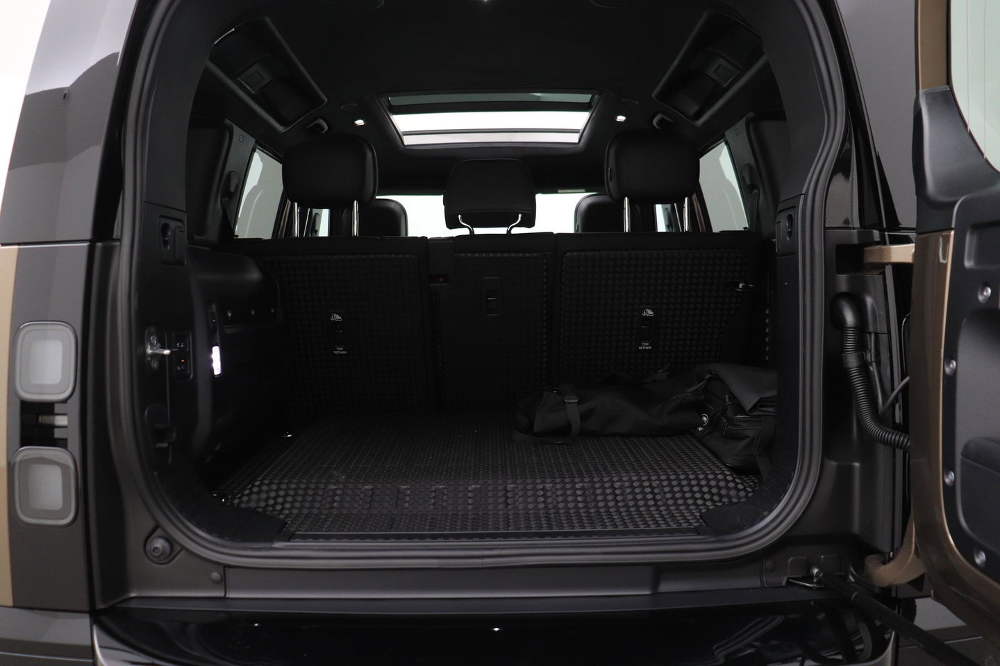Land Rover Defender 2.0 P300e 110 X | FACELIFT | ClearSight | Meridian Surround | Trekhaak | Luchtvering | Koelbox | Panoramadak | 22 Inch
