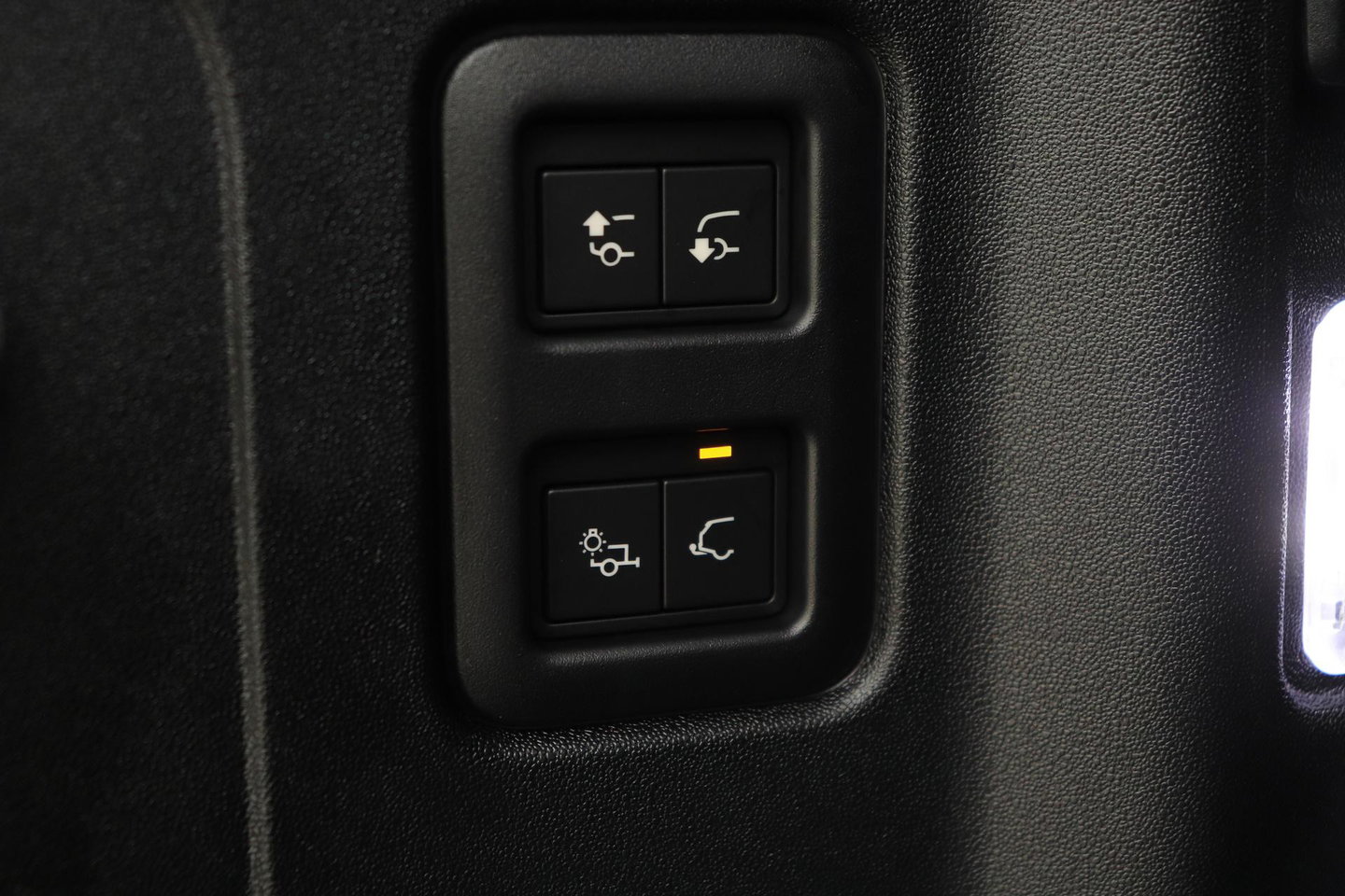 Land Rover Defender 2.0 P300e 110 X | FACELIFT | ClearSight | Meridian Surround | Trekhaak | Luchtvering | Koelbox | Panoramadak | 22 Inch