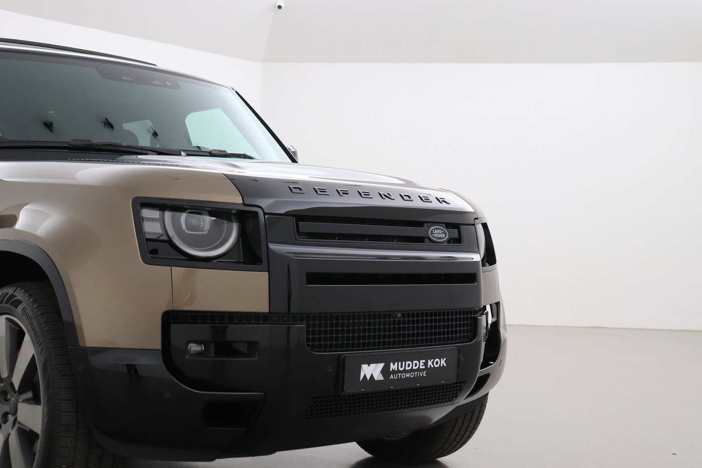 Land Rover Defender 2.0 P300e 110 X | FACELIFT | ClearSight | Meridian Surround | Trekhaak | Luchtvering | Koelbox | Panoramadak | 22 Inch
