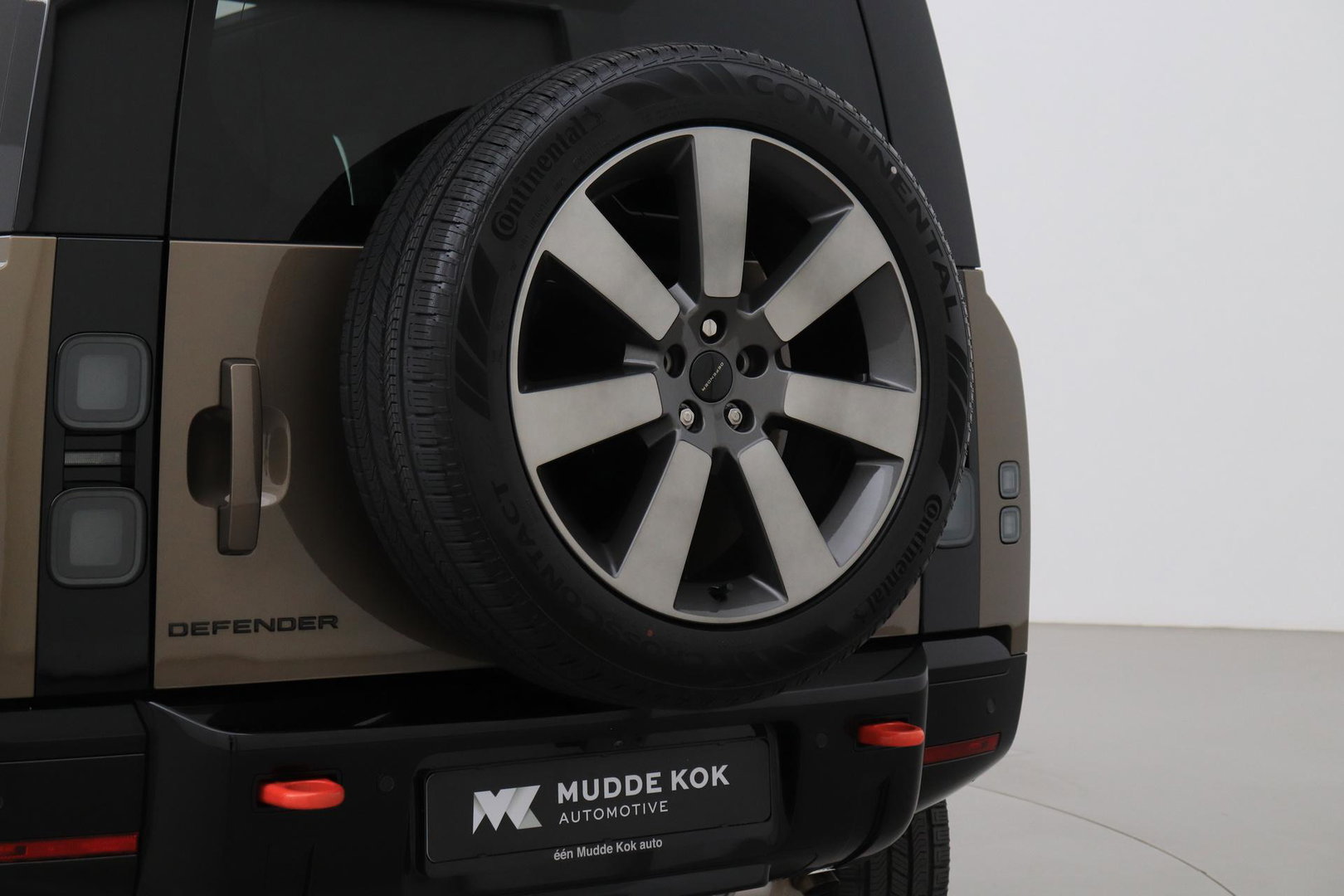 Land Rover Defender 2.0 P300e 110 X | FACELIFT | ClearSight | Meridian Surround | Trekhaak | Luchtvering | Koelbox | Panoramadak | 22 Inch