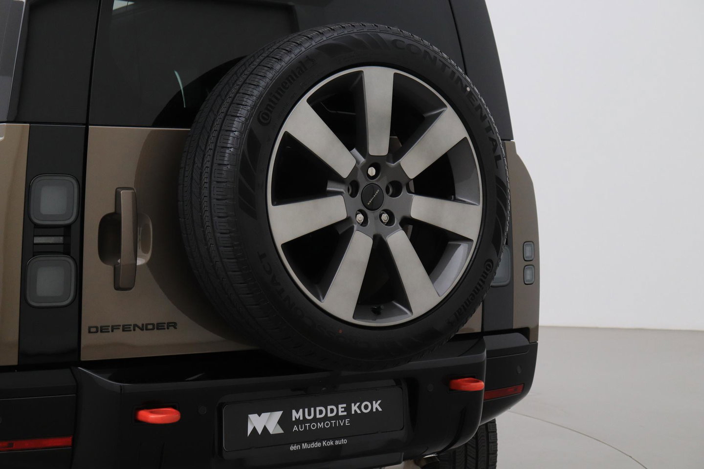 Land Rover Defender 2.0 P300e 110 X | FACELIFT | ClearSight | Meridian Surround | Trekhaak | Luchtvering | Koelbox | Panoramadak | 22 Inch