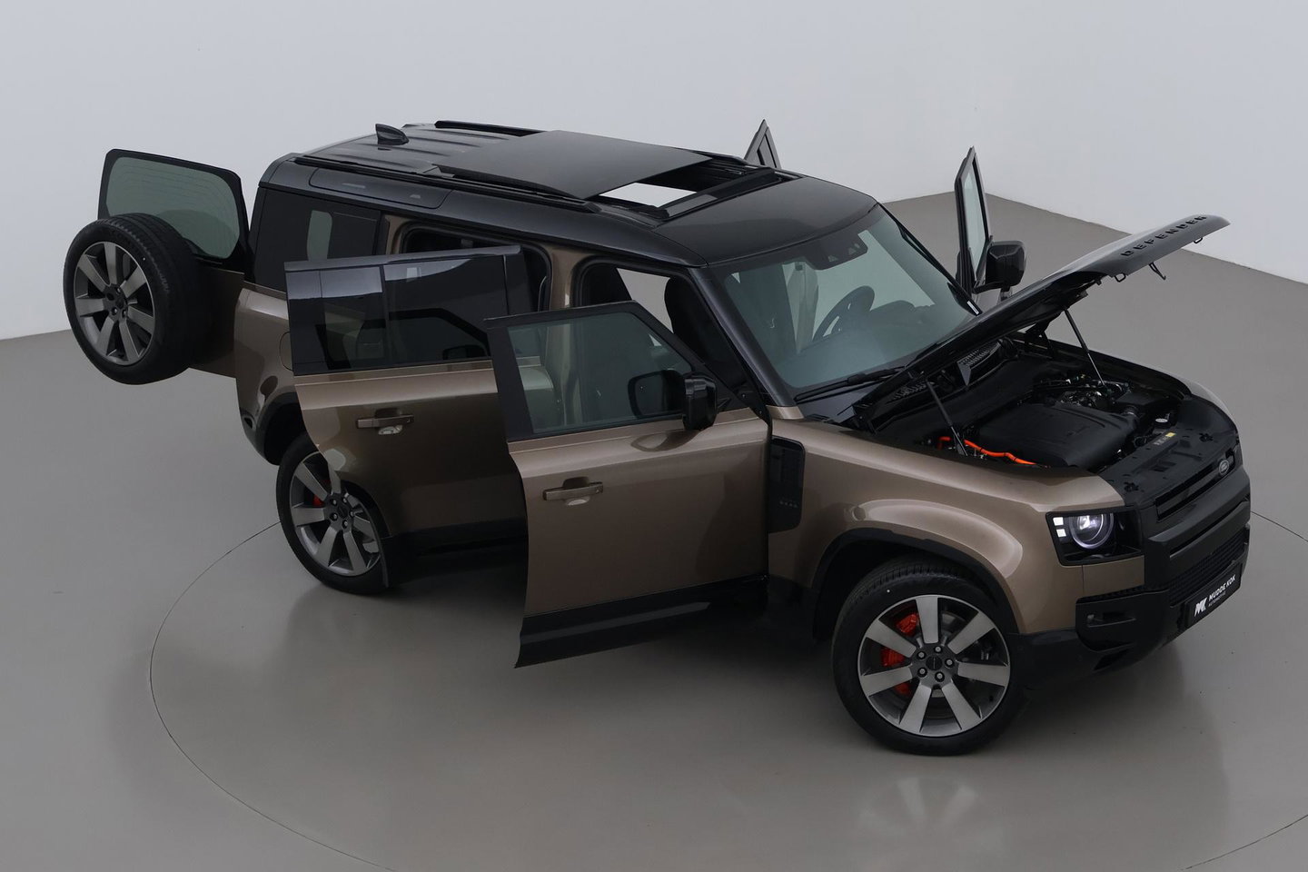 Land Rover Defender 2.0 P300e 110 X | FACELIFT | ClearSight | Meridian Surround | Trekhaak | Luchtvering | Koelbox | Panoramadak | 22 Inch