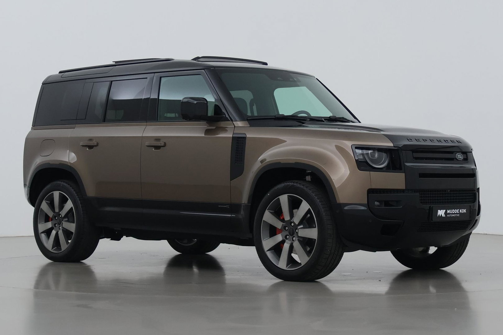 Land Rover Defender 2.0 P300e 110 X | FACELIFT | ClearSight | Meridian Surround | Trekhaak | Luchtvering | Koelbox | Panoramadak | 22 Inch