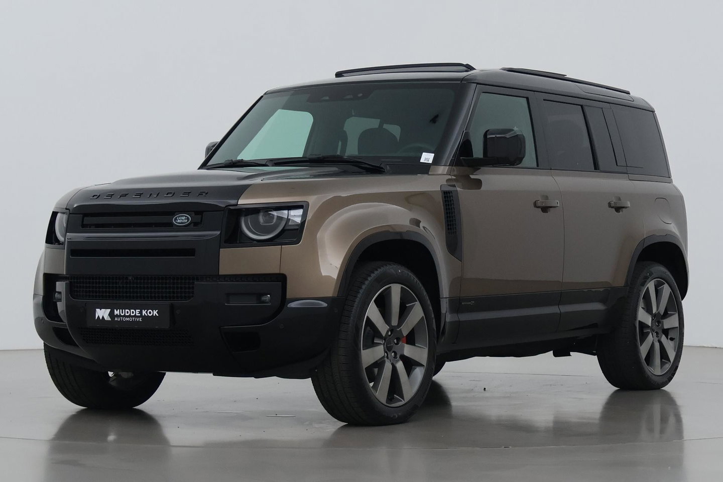 Land Rover Defender 2.0 P300e 110 X | FACELIFT | ClearSight | Meridian Surround | Trekhaak | Luchtvering | Koelbox | Panoramadak | 22 Inch