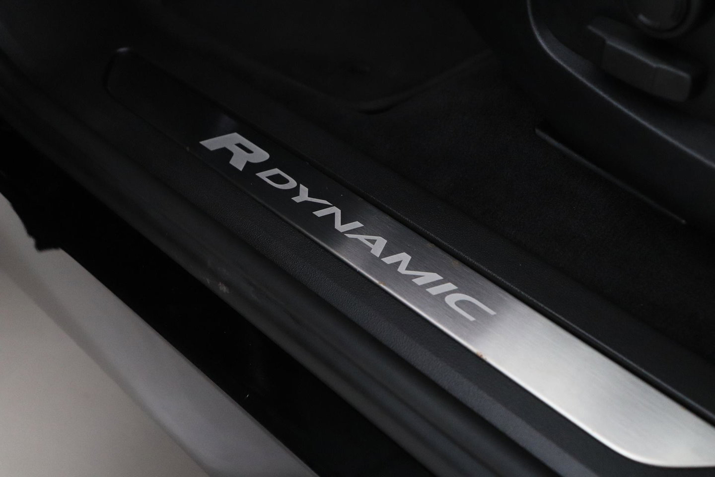 Land Rover Range Rover Evoque 1.5 P300e AWD R-Dynamic SE | ACC | Panoramadak | Meridian | Keyless Entry | Camera | Memory | Stoelverwarming | 20 Inch