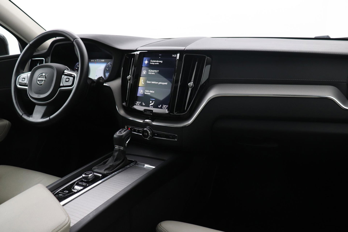 Volvo XC60 T4 Inscription | Panoramadak | Head-Up | Camera | Stoelverwarming | Leder | Trekhaak