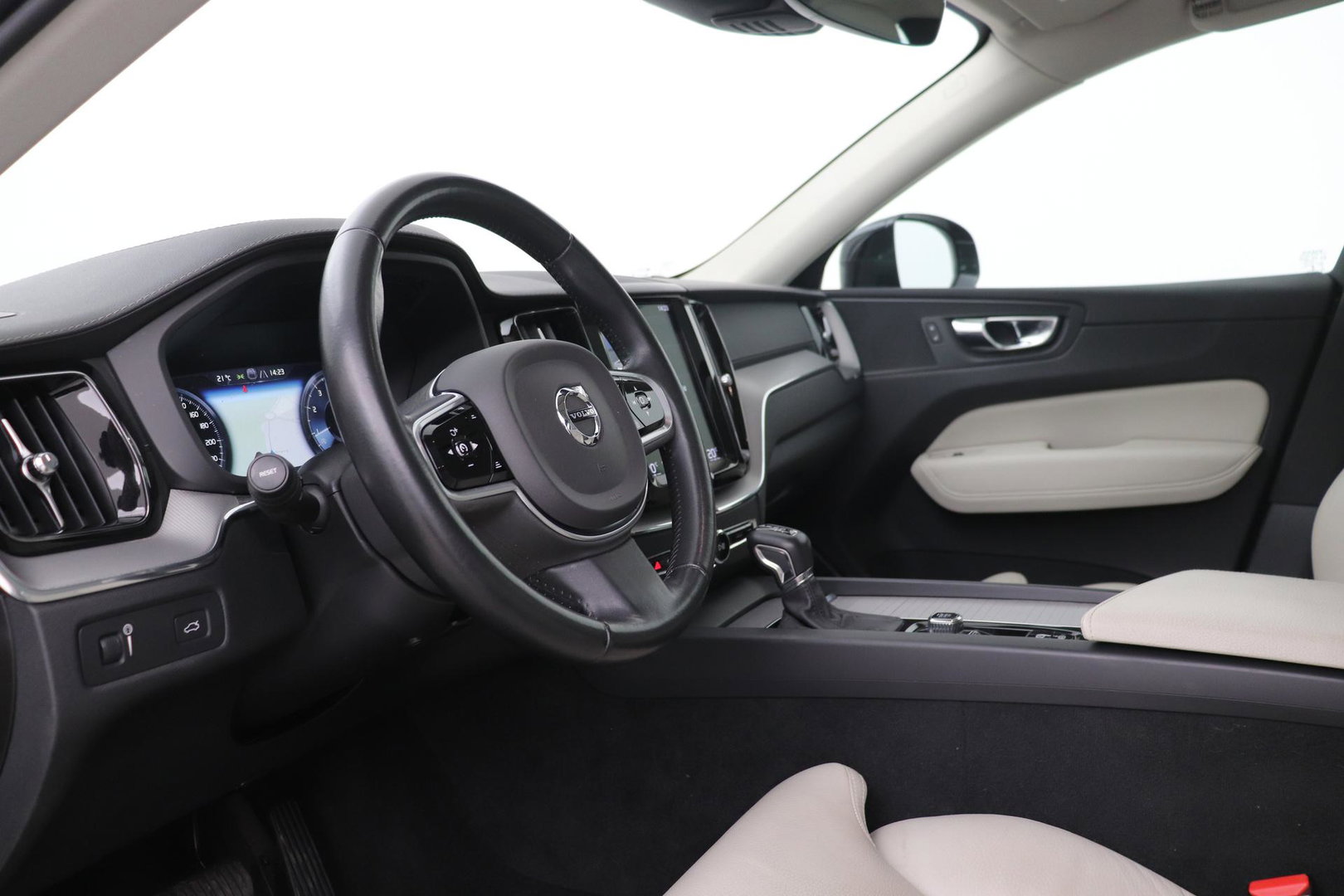 Volvo XC60 T4 Inscription | Panoramadak | Head-Up | Camera | Stoelverwarming | Leder | Trekhaak