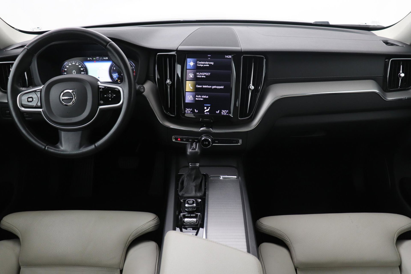 Volvo XC60 T4 Inscription | Panoramadak | Head-Up | Camera | Stoelverwarming | Leder | Trekhaak