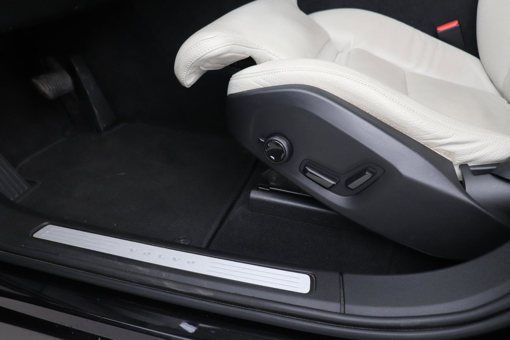 Volvo XC60 T4 Inscription | Panoramadak | Head-Up | Camera | Stoelverwarming | Leder | Trekhaak
