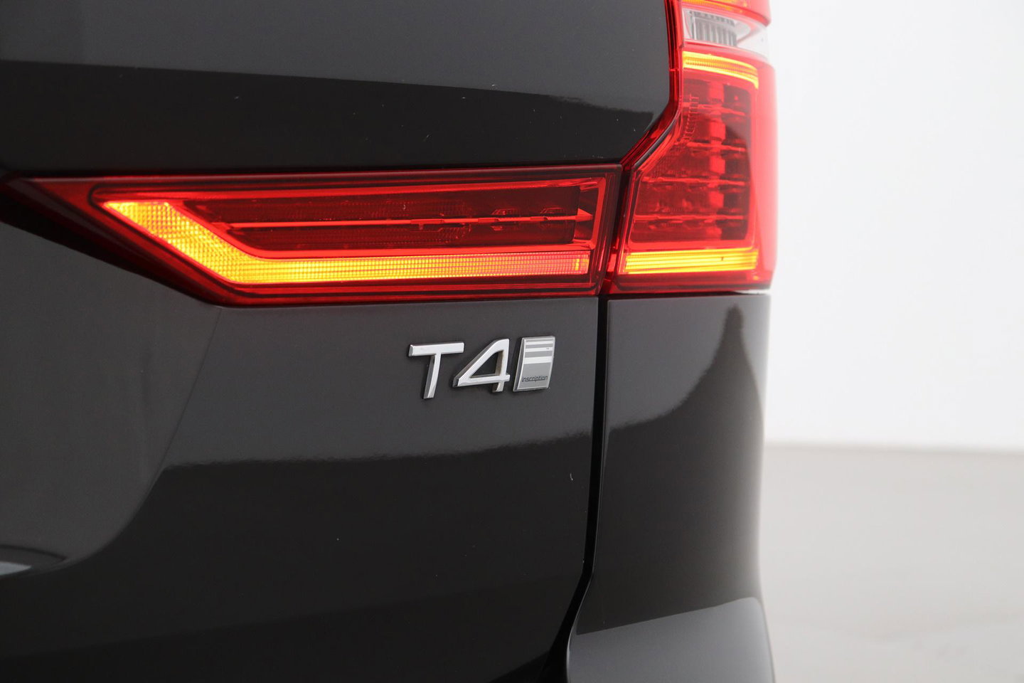 Volvo XC60 T4 Inscription | Panoramadak | Head-Up | Camera | Stoelverwarming | Leder | Trekhaak