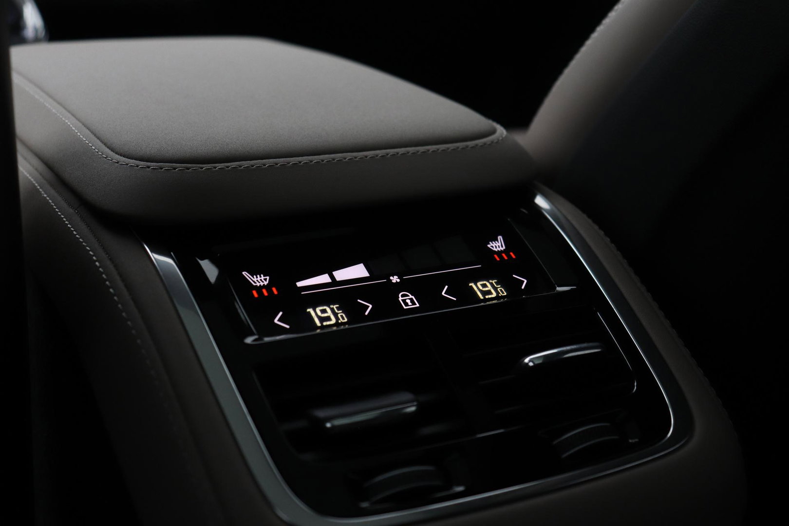 Volvo XC90 T8 Plug-in hybrid Ultra Bright | Luchtvering | Bowers&Wilkins | Trekhaak | Massage+Ventilatie | Head-Up