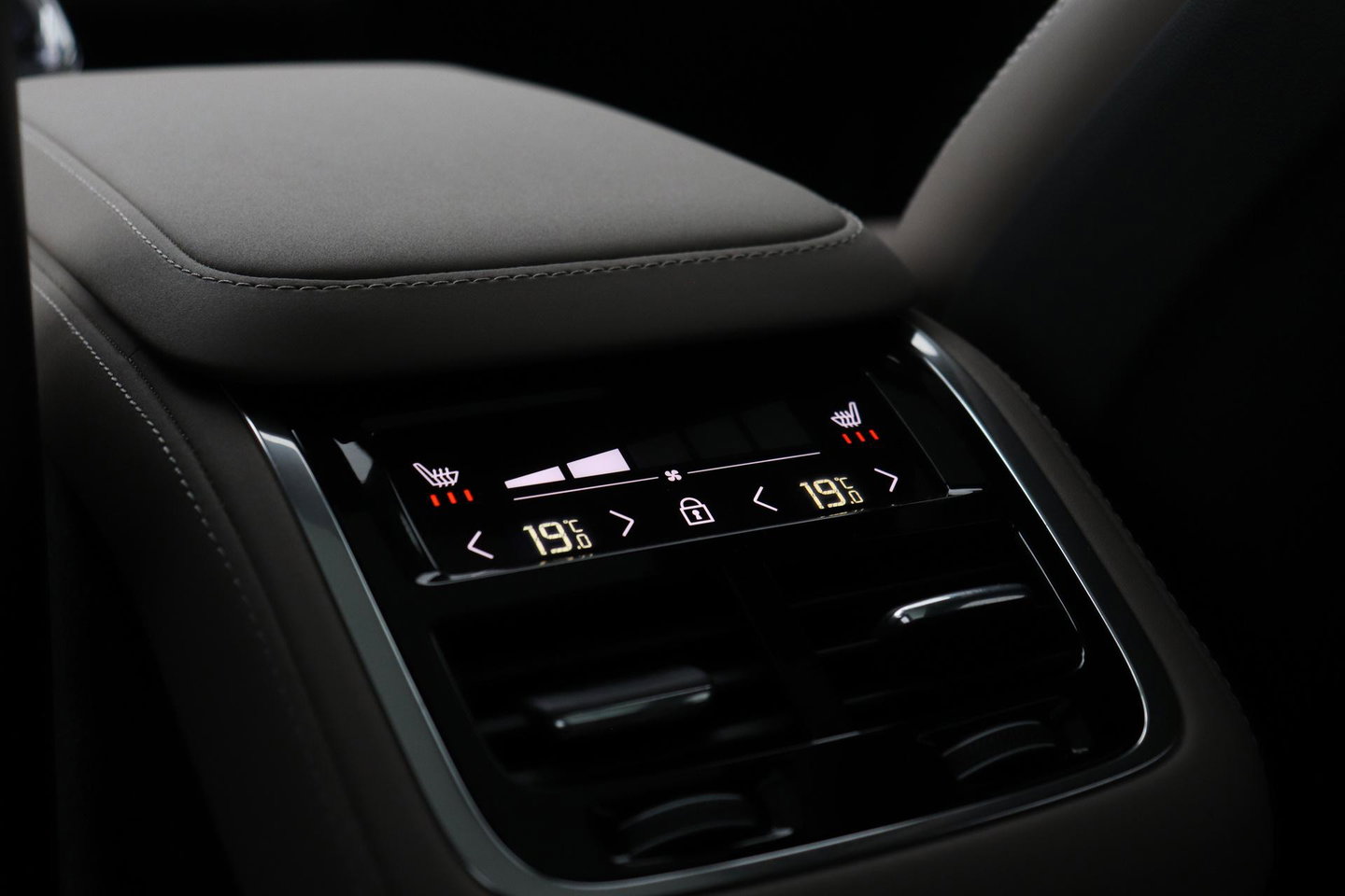 Volvo XC90 T8 Plug-in hybrid Ultra Bright | Luchtvering | Bowers&Wilkins | Trekhaak | Massage+Ventilatie | Head-Up