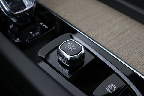 Volvo XC60 T6 Plug-in hybrid Plus Dark | NIEUW | Head-Up | ACC | 360° Camera | Panoramadak | BLIS