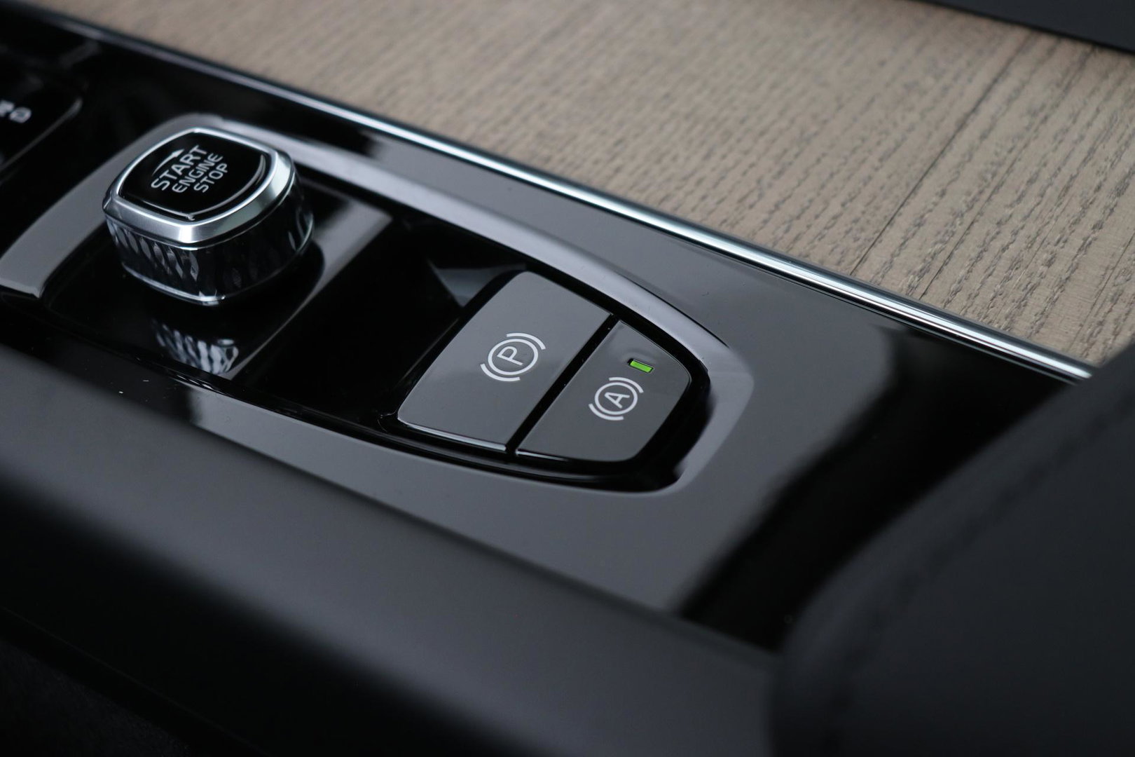 Volvo XC60 T6 Plug-in hybrid Plus Dark | NIEUW | Head-Up | ACC | 360° Camera | Panoramadak | BLIS