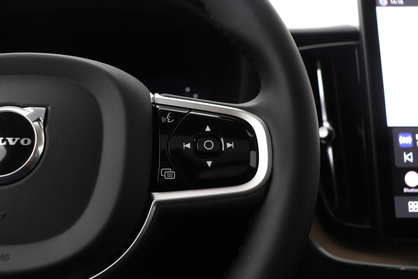 Volvo XC60 T6 Plug-in hybrid Plus Dark | NIEUW | Head-Up | ACC | 360° Camera | Panoramadak | BLIS