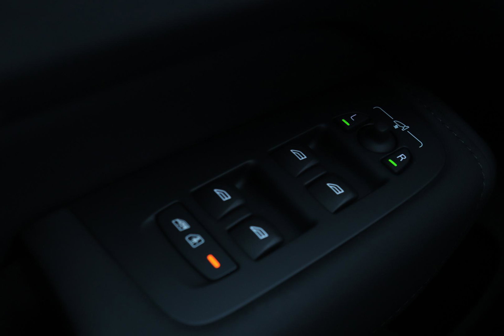 Volvo XC60 T6 Plug-in hybrid Plus Dark | NIEUW | Head-Up | ACC | 360° Camera | Panoramadak | BLIS