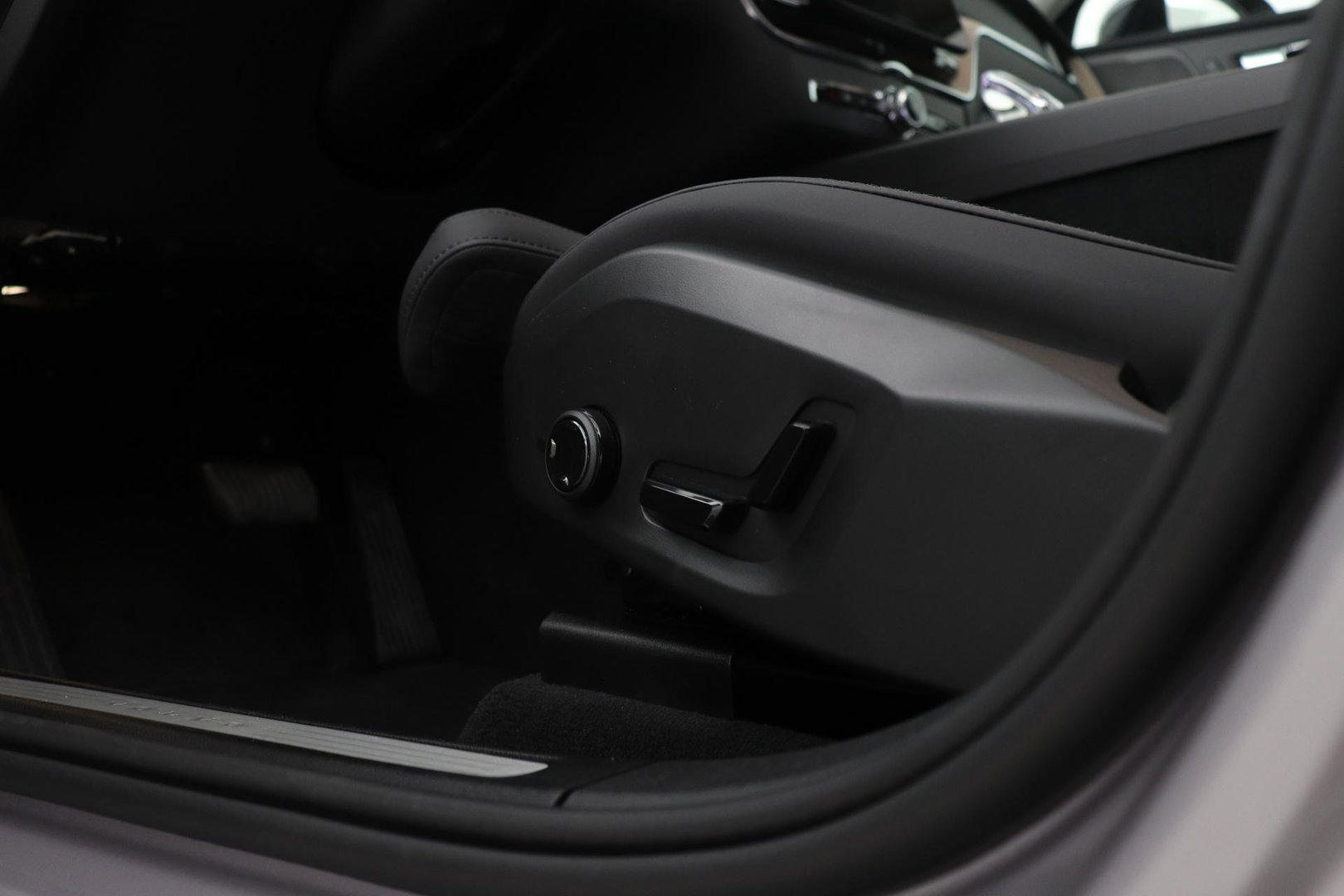 Volvo XC60 T6 Plug-in hybrid Plus Dark | NIEUW | Head-Up | ACC | 360° Camera | Panoramadak | BLIS