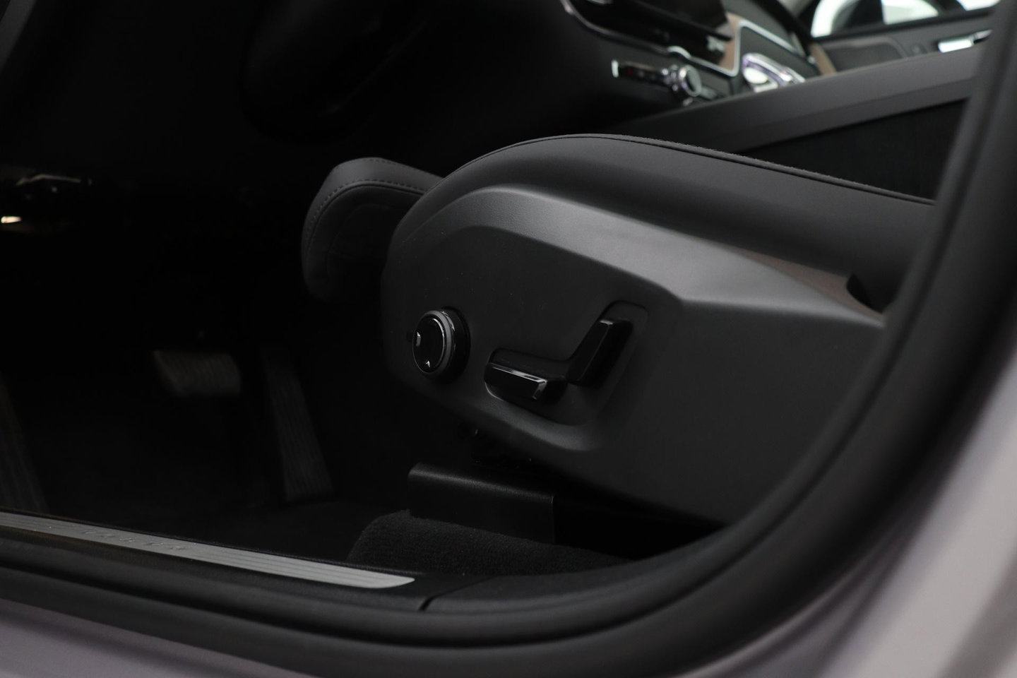 Volvo XC60 T6 Plug-in hybrid Plus Dark | NIEUW | Head-Up | ACC | 360° Camera | Panoramadak | BLIS
