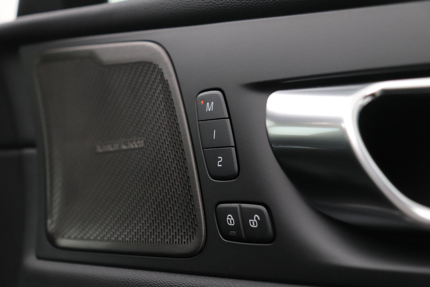 Volvo XC60 T6 Plug-in hybrid Plus Dark | NIEUW | Head-Up | ACC | 360° Camera | Panoramadak | BLIS