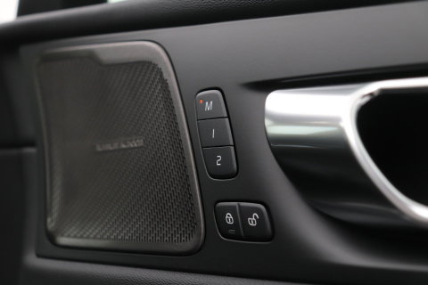 Volvo XC60 T6 Plug-in hybrid Plus Dark | NIEUW | Head-Up | ACC | 360° Camera | Panoramadak | BLIS