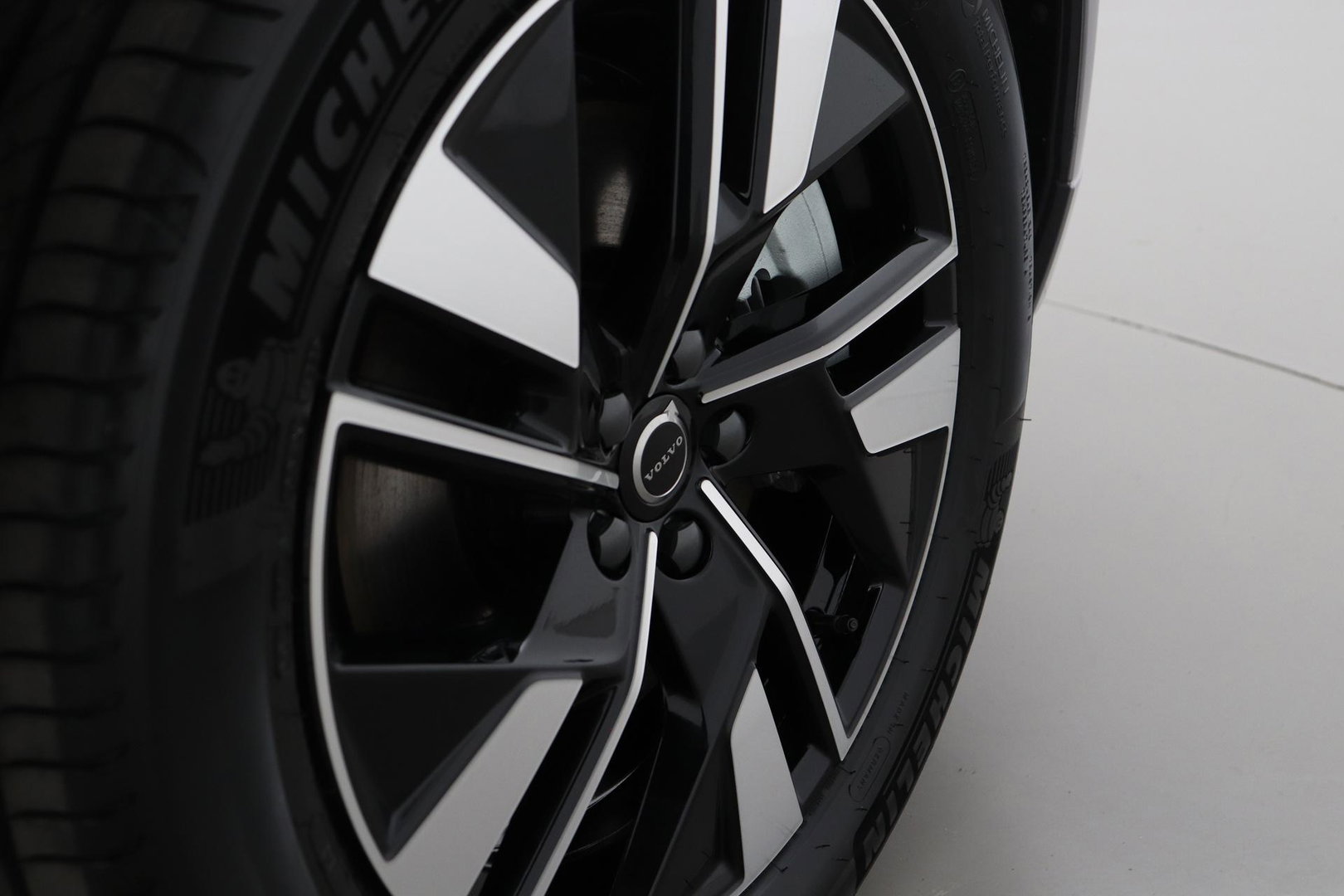 Volvo XC60 T6 Plug-in hybrid Plus Dark | NIEUW | Head-Up | ACC | 360° Camera | Panoramadak | BLIS