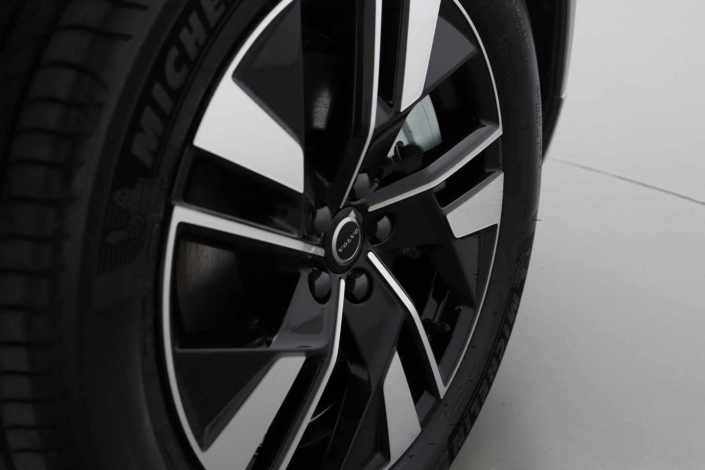 Volvo XC60 T6 Plug-in hybrid Plus Dark | NIEUW | Head-Up | ACC | 360° Camera | Panoramadak | BLIS
