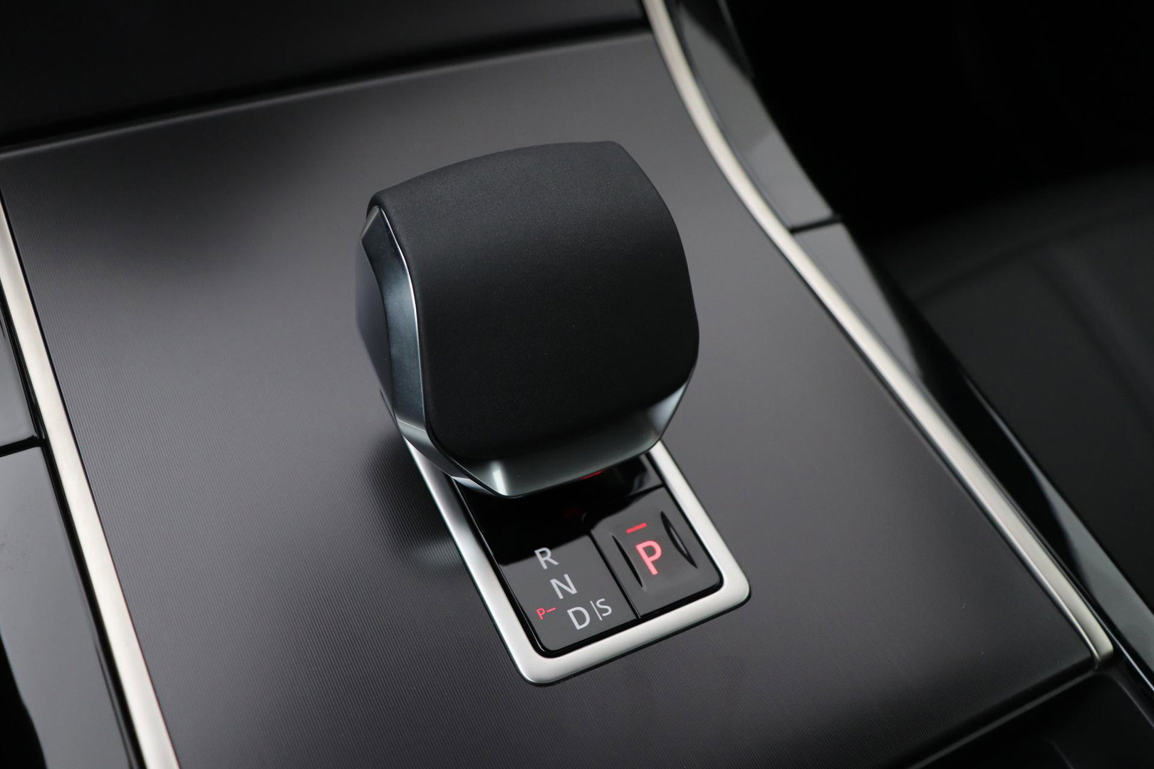 Land Rover Range Rover Evoque P270e PHEV Dynamic SE | Black Pack | Panoramadak | Meridian | ACC | 360 Camera | Stoel+Stuurverwarming