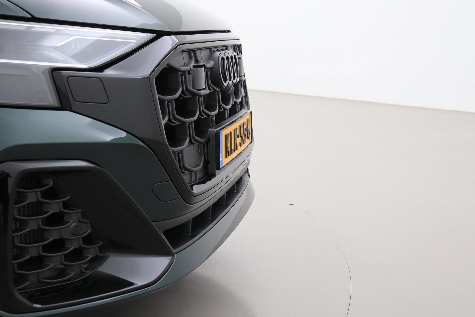 Audi Q8 60 TFSI e quattro Pro Line S Competition | Verde Zeltweg | Luchtvering | Trekhaak | Soft-Close | Panoramadak | B&O | 23 Inch