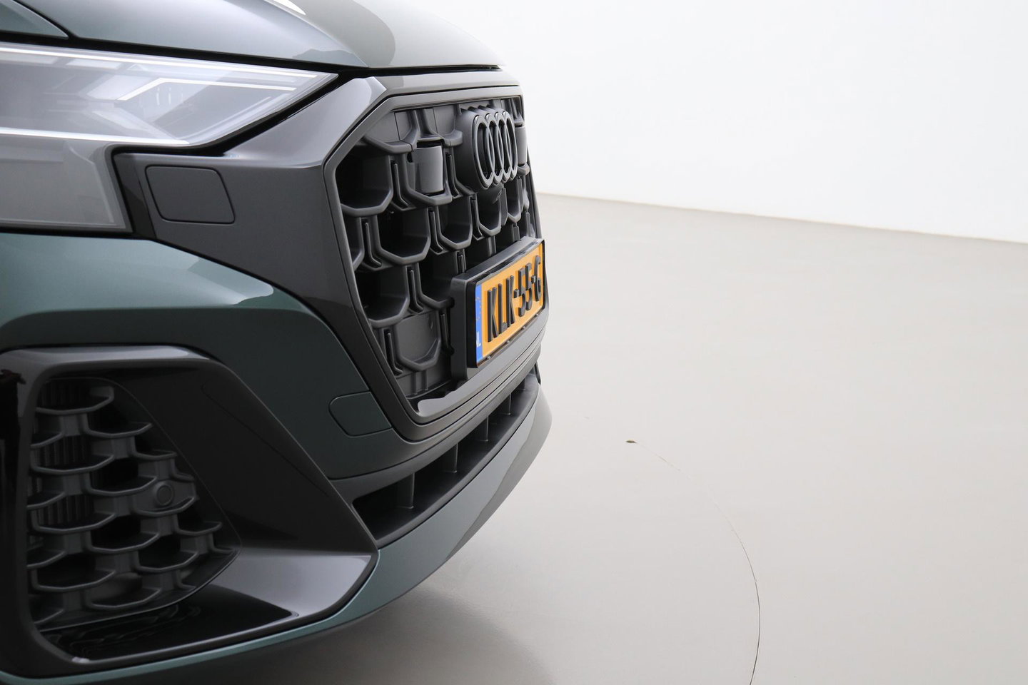 Audi Q8 60 TFSI e quattro Pro Line S Competition | Verde Zeltweg | Luchtvering | Trekhaak | Soft-Close | Panoramadak | B&O | 23 Inch