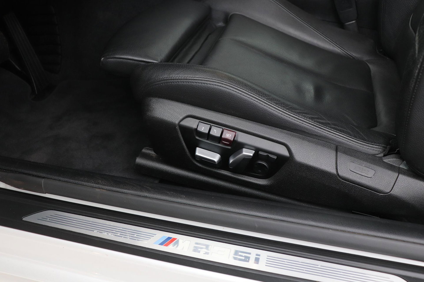 BMW 2 Serie Cabrio M235i xDrive | 327Pk! | M-Sport | harman/kardon | Vol-Leder | Stoelverwarming | Camera | 18 Inch