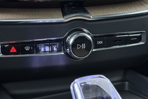 Volvo XC60 T8 Plug-in hybrid Ultra Dark | FACELIFT | Panoramadak | 360° Camera | Harman/Kardon | Head-Up | BLIS | Memory