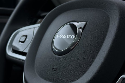 Volvo XC60 T8 Plug-in hybrid Ultra Dark | FACELIFT | Panoramadak | 360° Camera | Harman/Kardon | Head-Up | BLIS | Memory
