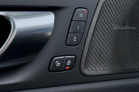 Volvo XC60 T8 Plug-in hybrid Ultra Dark | FACELIFT | Panoramadak | 360° Camera | Harman/Kardon | Head-Up | BLIS | Memory