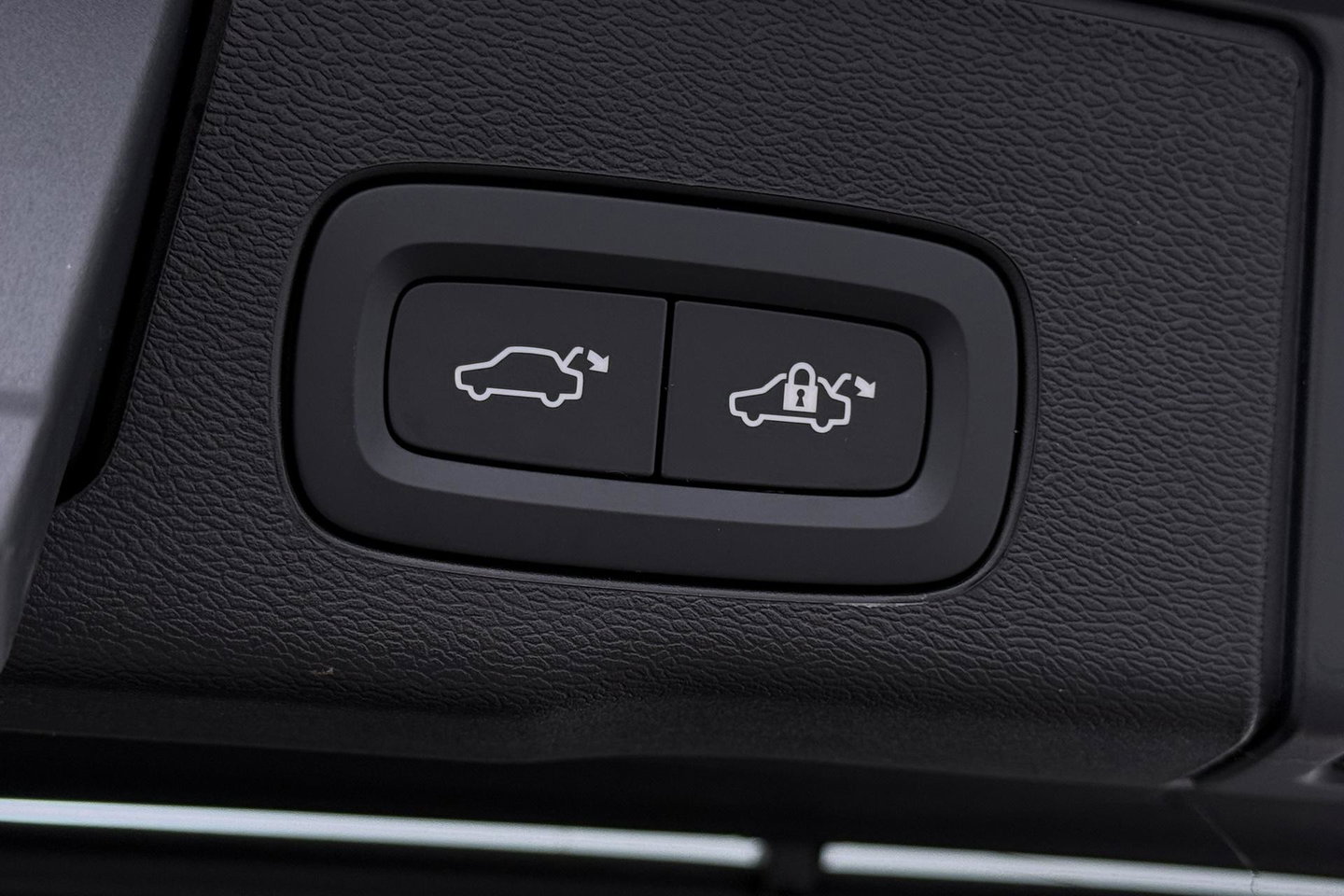 Volvo XC60 T8 Plug-in hybrid Ultra Dark | FACELIFT | Panoramadak | 360° Camera | Harman/Kardon | Head-Up | BLIS | Memory